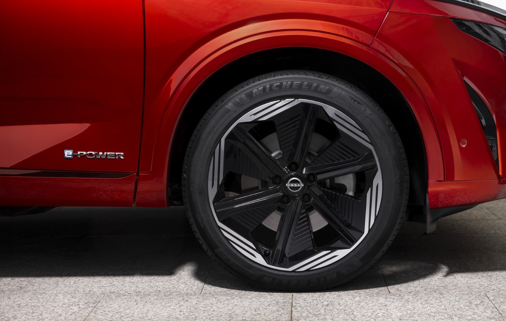 Llanta de aleación del Nissan Qashqai, enfocando en diseño y acabado.