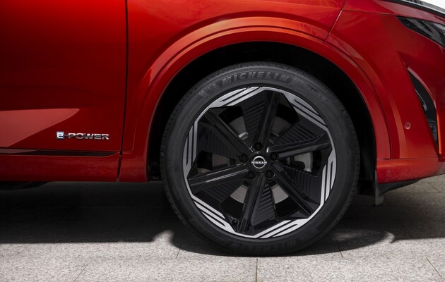 Llanta de aleación del Nissan Qashqai, enfocando en diseño y acabado. Llanta de aleación del Nissan Qashqai, enfocando en diseño y acabado.