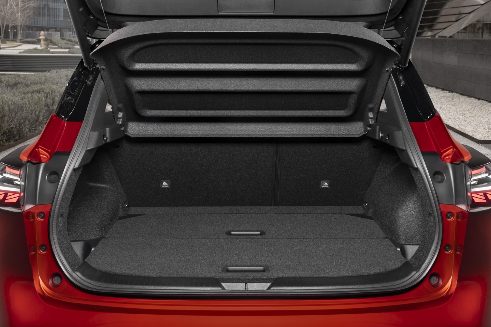 Vista del maletero del Nissan Qashqai vacío, amplio espacio de carga.