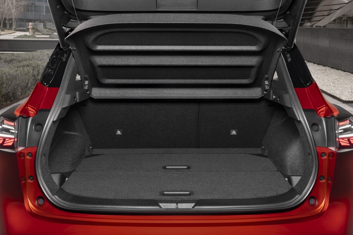 Vista del maletero del Nissan Qashqai vacío, amplio espacio de carga. Vista del maletero del Nissan Qashqai vacío, amplio espacio de carga.