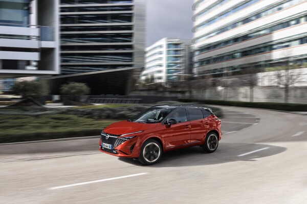 Nissan Qashqai en movimiento, refleja su agilidad y diseño en ambiente urbano. Nissan Qashqai en movimiento, refleja su agilidad y diseño en ambiente urbano.