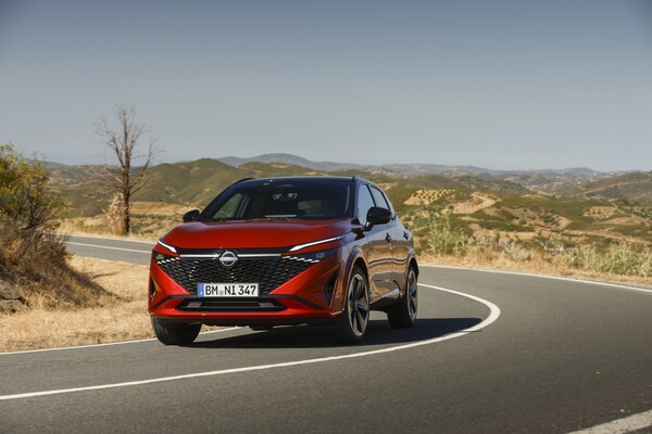Nissan Qashqai en carretera, mostrando su diseño exterior frontal y lateral. Nissan Qashqai en carretera, mostrando su diseño exterior frontal y lateral.