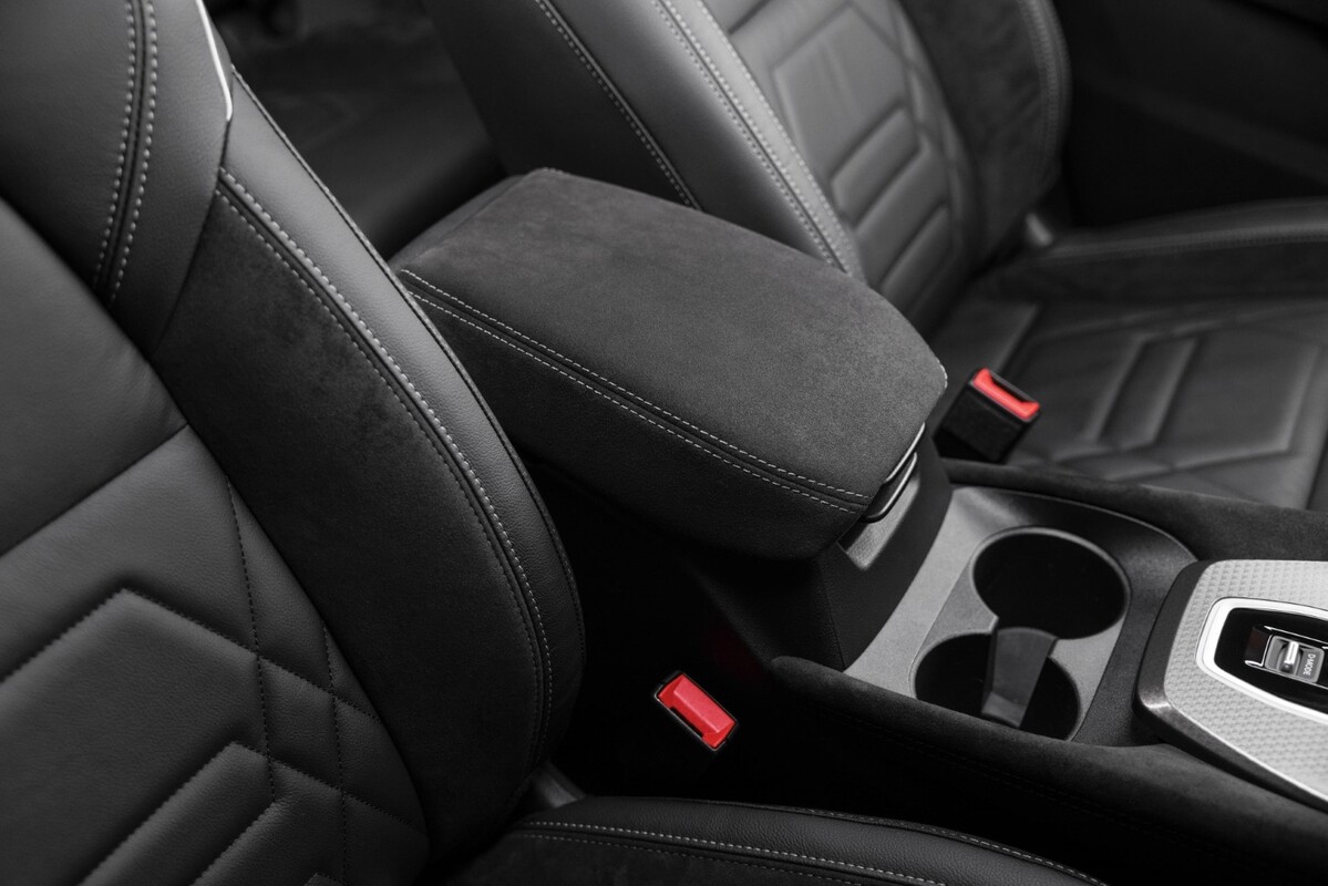 Pantalla del panel de instrumentos con información clara y útil. Pantalla del panel de instrumentos con información clara y útil.