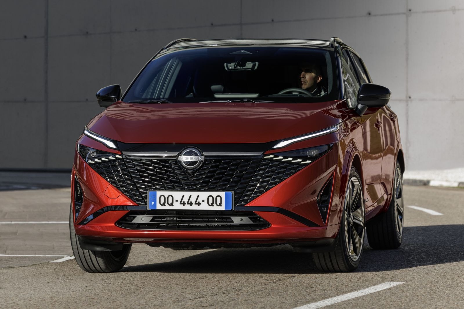 Vista frontal del Nissan Qashqai, destacando su diseño audaz y moderno.