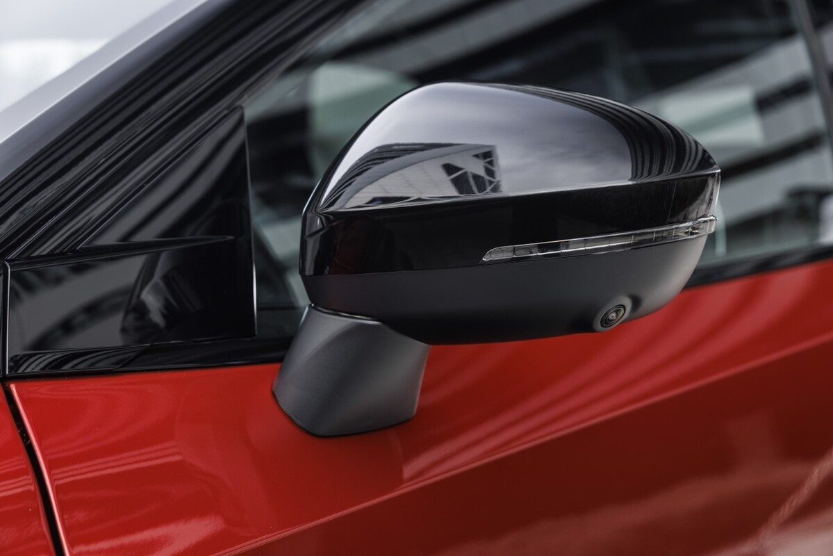 Detalle del retrovisor exterior del Nissan Qashqai, fusionando estética y tecnología. Detalle del retrovisor exterior del Nissan Qashqai, fusionando estética y tecnología.