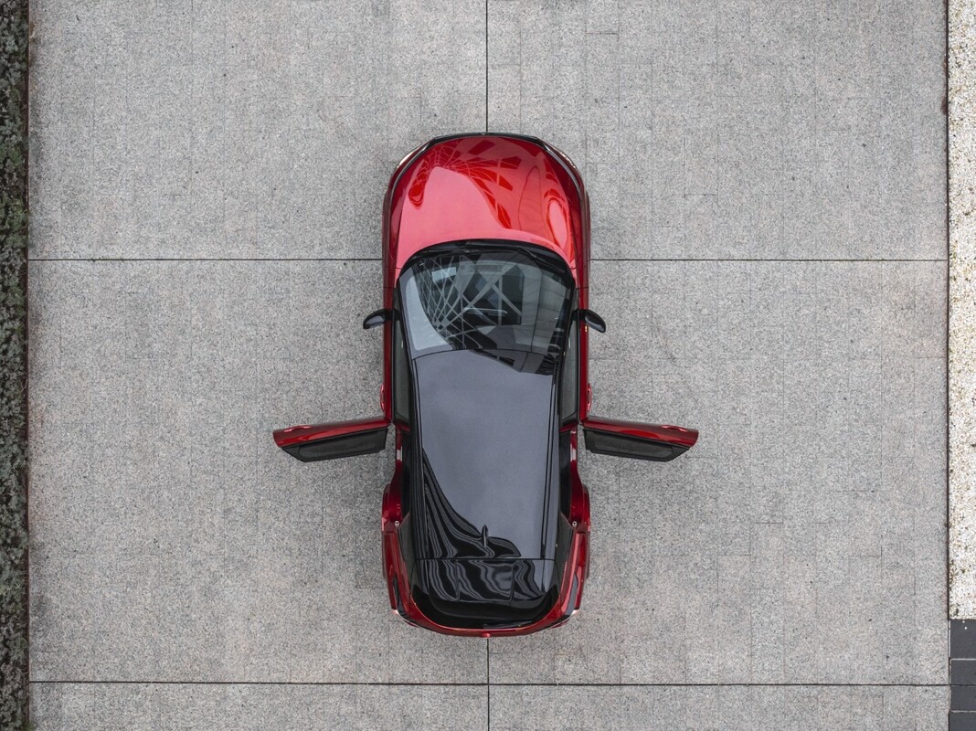 Vista aérea del Nissan Qashqai mostrando techo y diseño superior. Vista aérea del Nissan Qashqai mostrando techo y diseño superior.