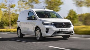 Vista en movimiento de la Nissan Townstar Van destacando su diseño frontal y lateral Vista en movimiento de la Nissan Townstar Van destacando su diseño frontal y lateral