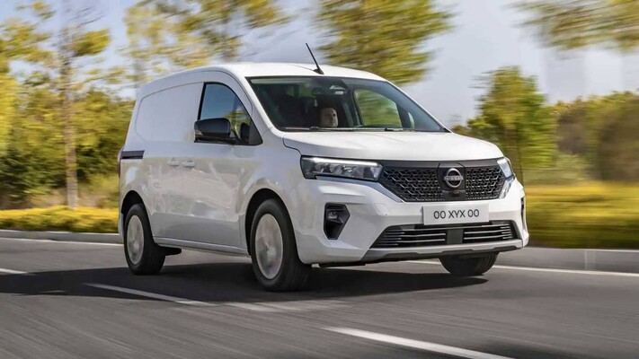 Vista en movimiento de la Nissan Townstar Van destacando su diseño frontal y lateral