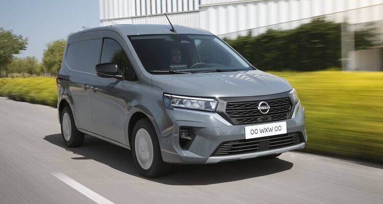 Vista dinámica Nissan Townstar Van, diseño moderno y robusto.