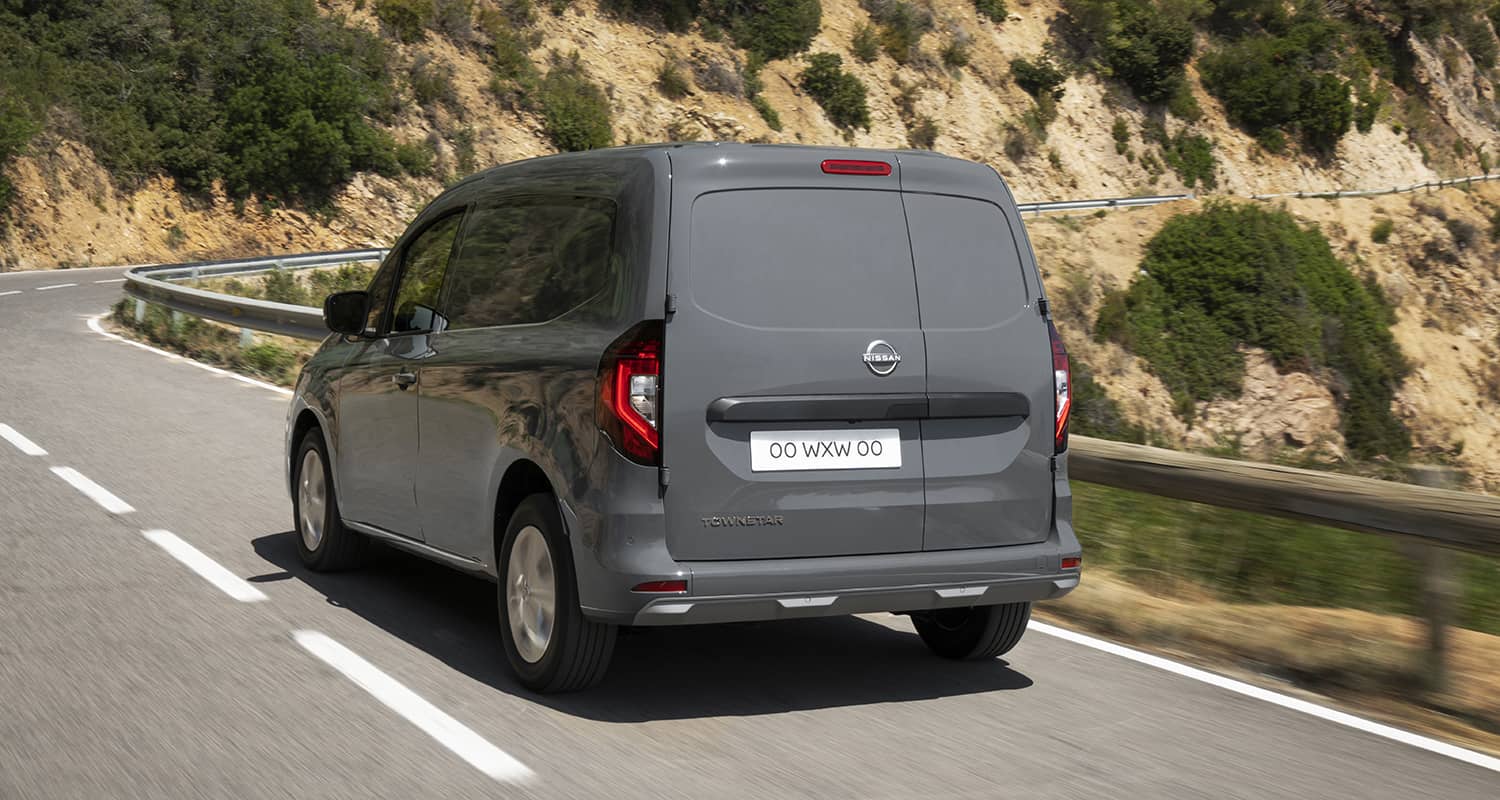 Nissan Townstar Van en carretera, trasera que destaca su accesibilidad.