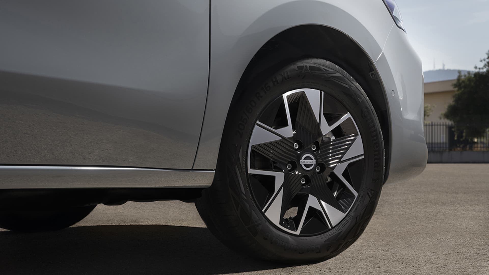 Detalle de la llanta con diseño específico de la Nissan Townstar.