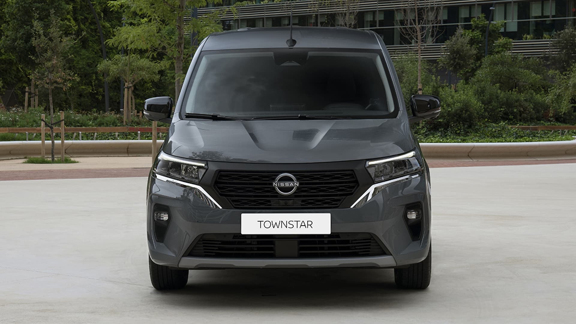 Frontal del Townstar, exhibiendo su parrilla distintiva y luces LED.