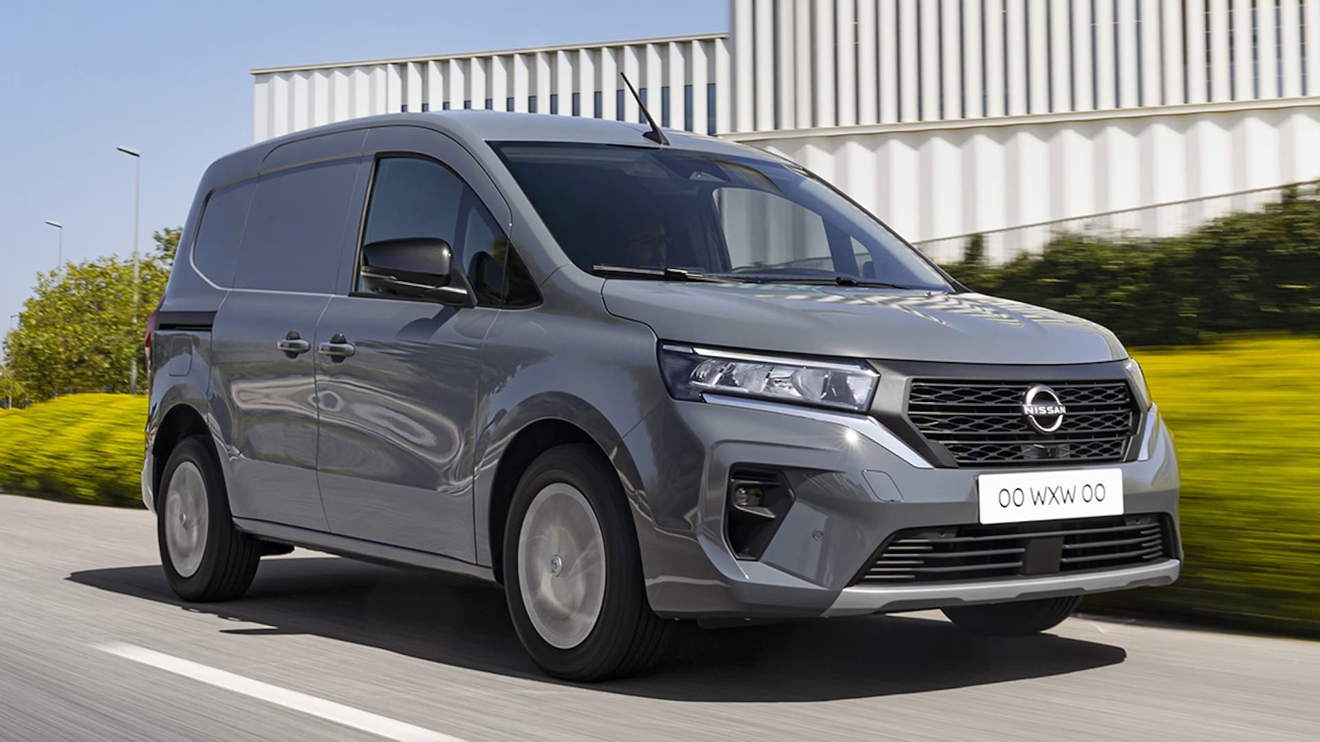 Nissan Townstar captado en tránsito, mostrando su aspecto frontal y lateral.