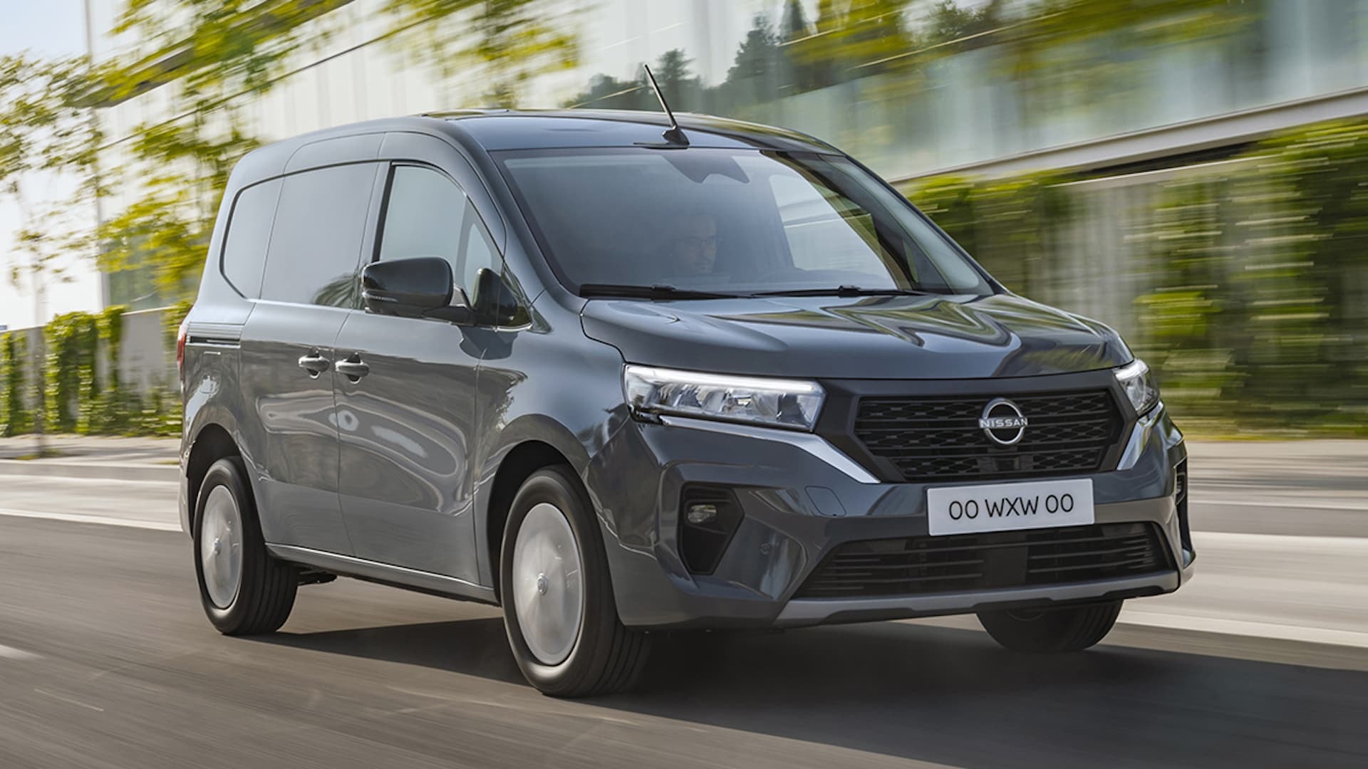 Imagen dinámica del Nissan Townstar desde una perspectiva delantera.