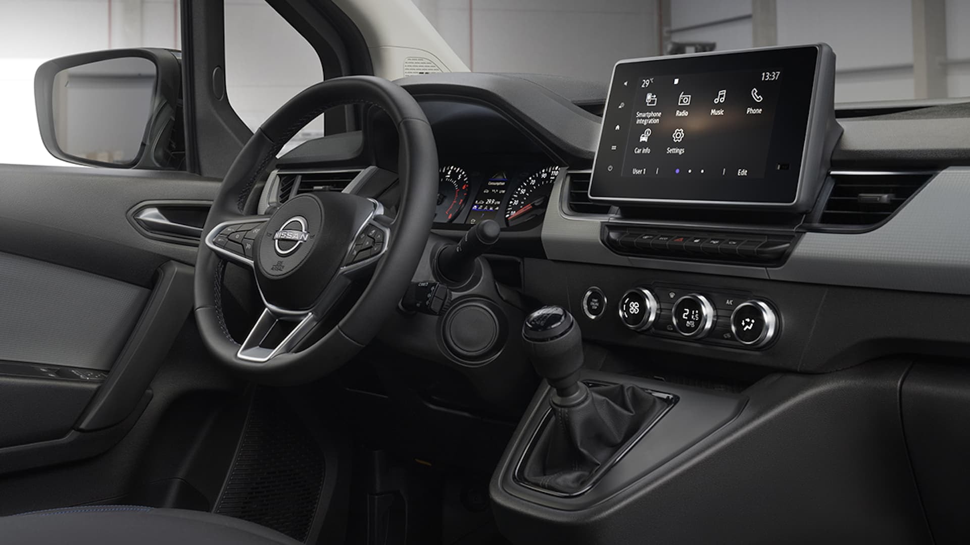 Interior del Nissan Townstar, centrado en el diseño de la cabina y la consola central.