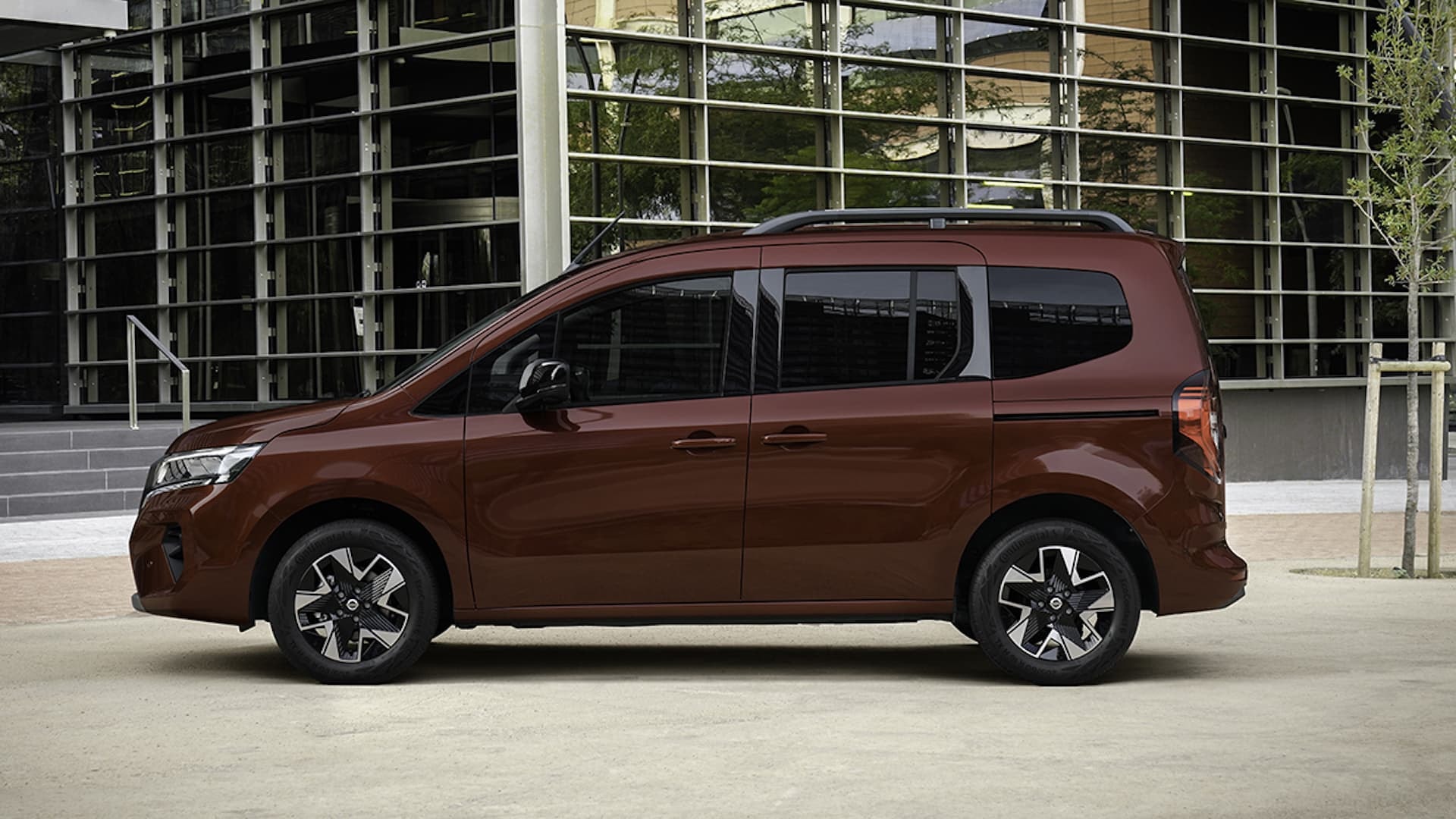 Lado completo del Nissan Townstar que muestra líneas y contornos.