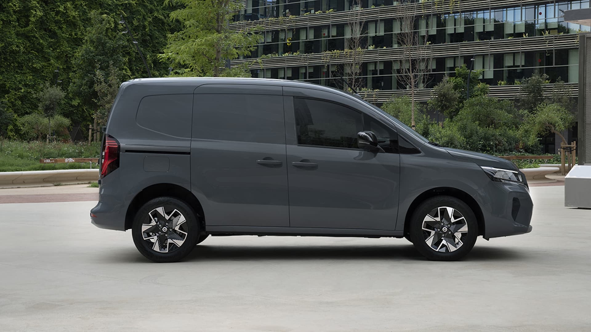 Perfil lateral del Nissan Townstar, resaltando su dinamismo y líneas.