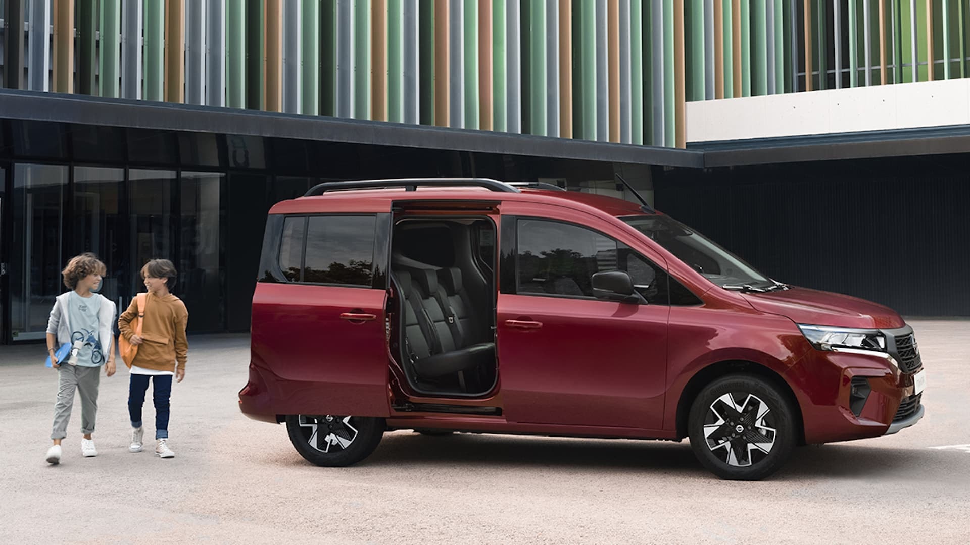 Nissan Townstar con puertas deslizantes abiertas mostrando accesibilidad.