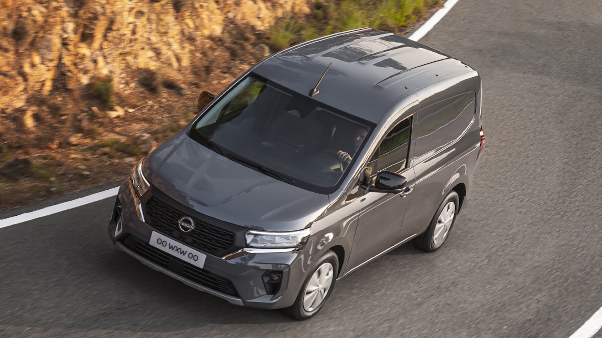 Vista aérea del Nissan Townstar en movimiento, enfocando su techo y diseño superior.