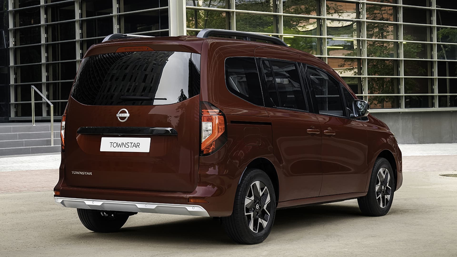 Perspectiva trasera del Nissan Townstar destacando sus luces y diseño.