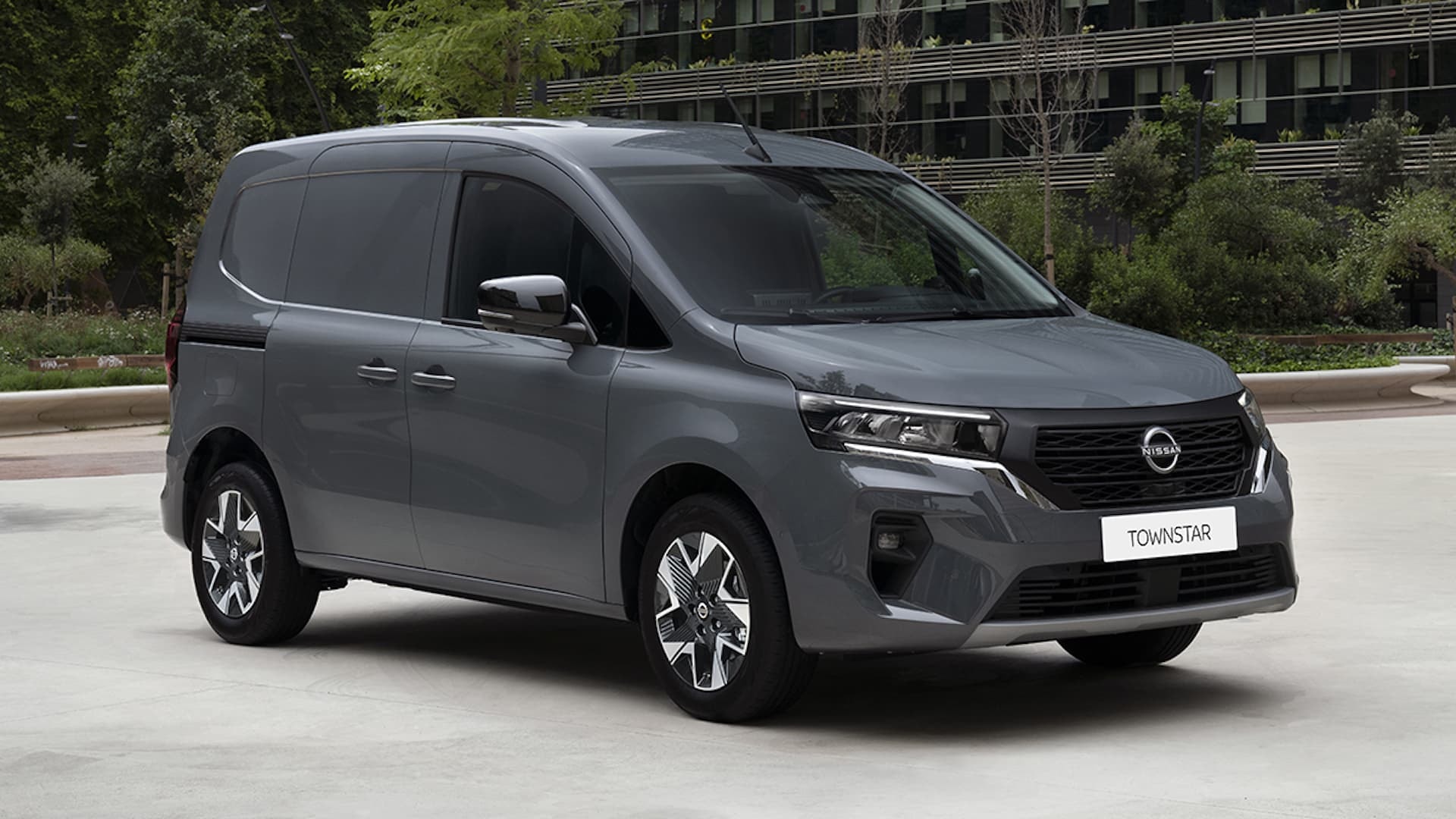 Perfil del Nissan Townstar que muestra sus líneas modernas y compactas.