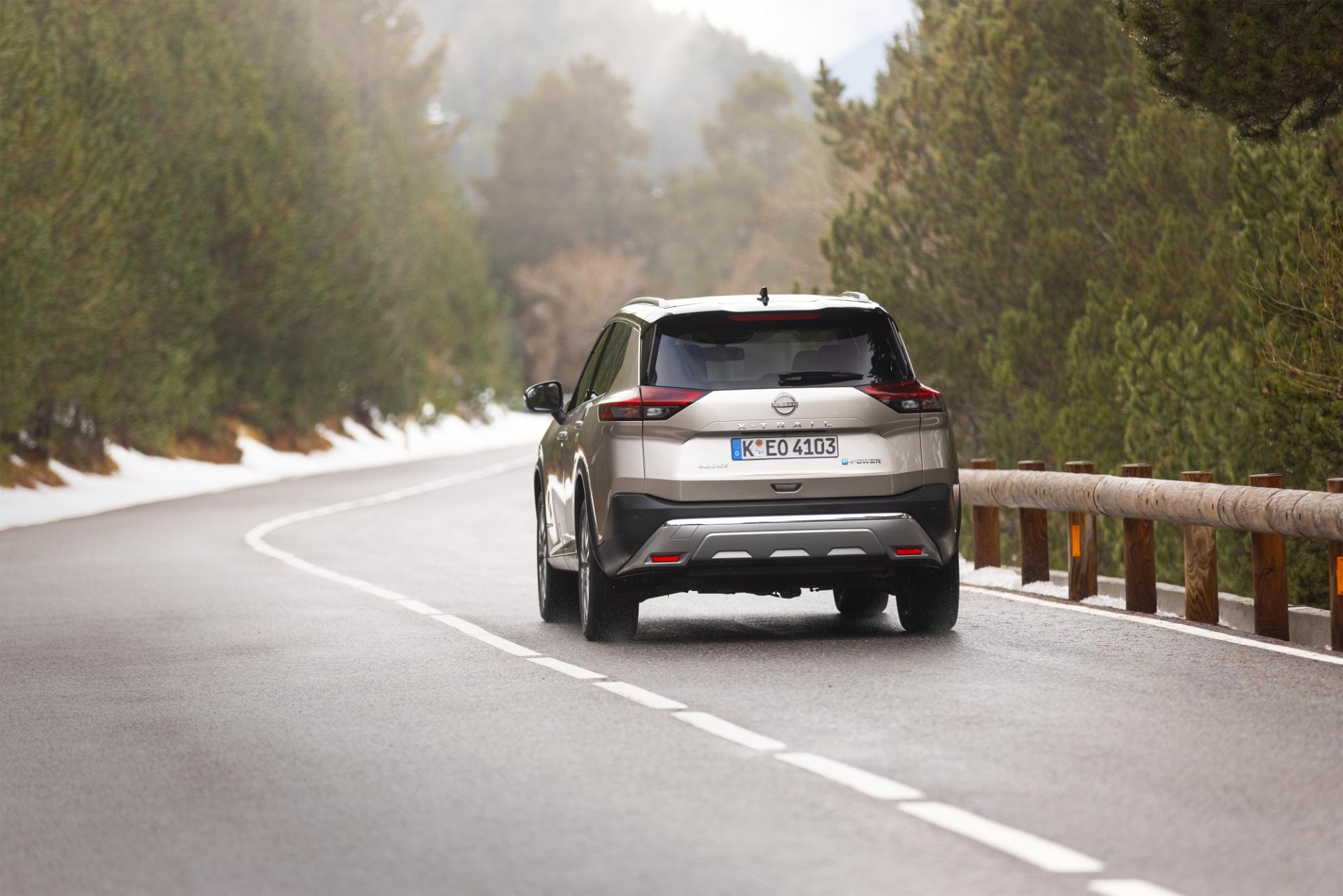 Perspectiva trasera del X-Trail enfatizando su diseño aerodinámico y ópticas traseras.