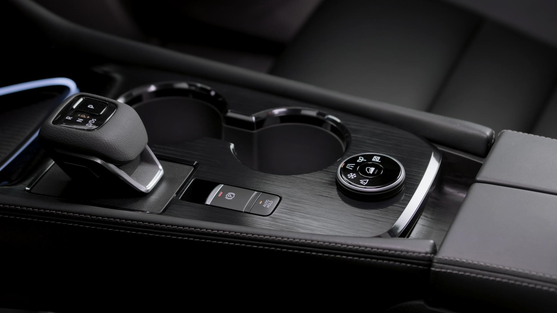 Consola central con enfoque en la palanca de cambios.