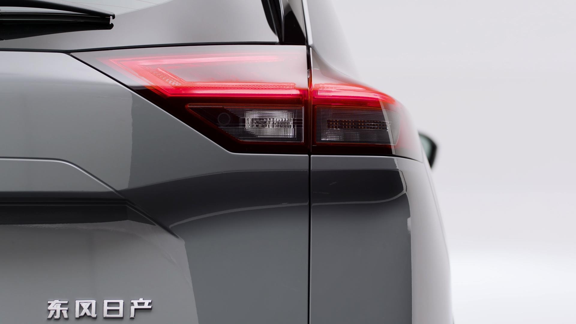 Detalle del foco trasero del Nissan X-Trail híbrido.