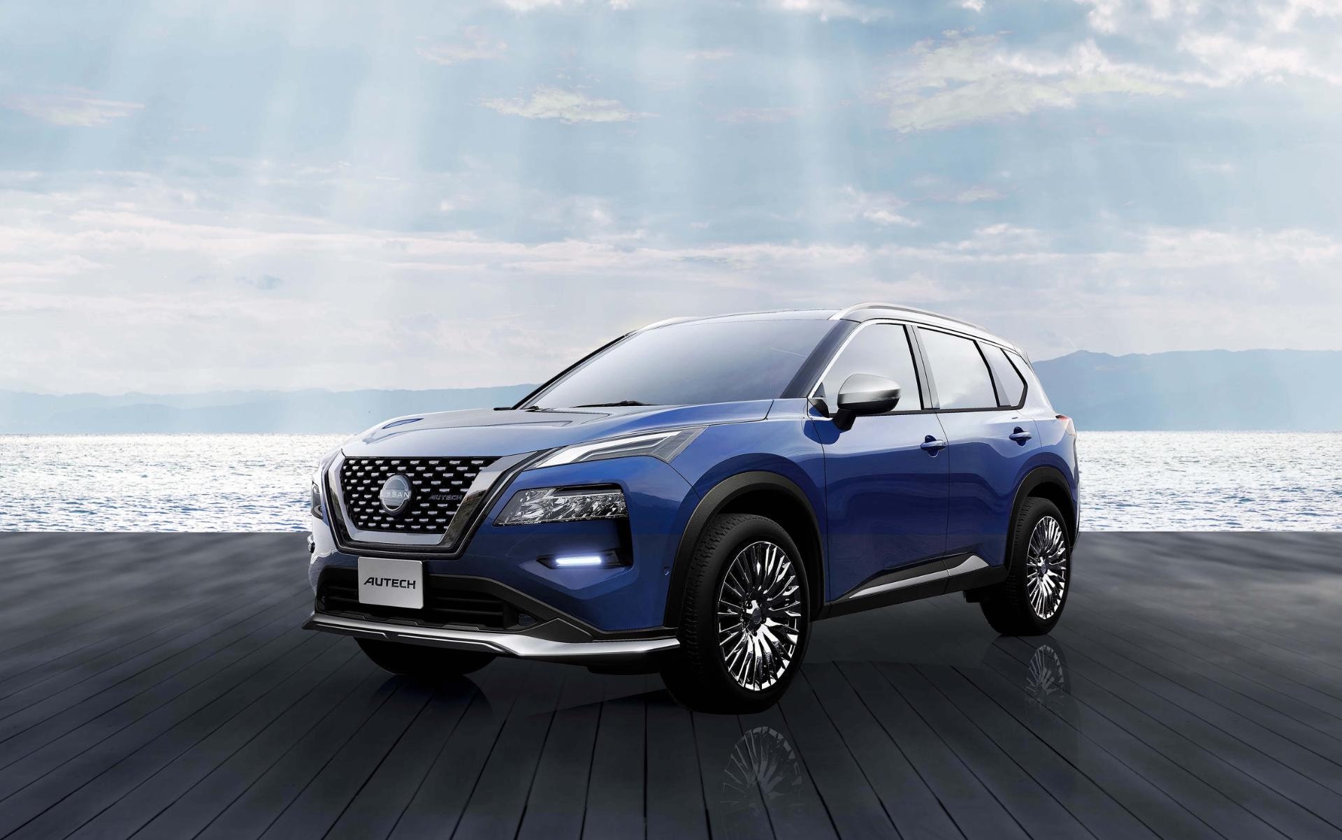 Innovador diseño del Nissan X-Trail híbrido en tono azul vivo y fondo marino.