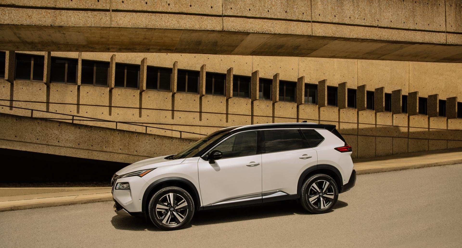 Vista lateral del Nissan X-Trail híbrido mostrando su perfil robusto.