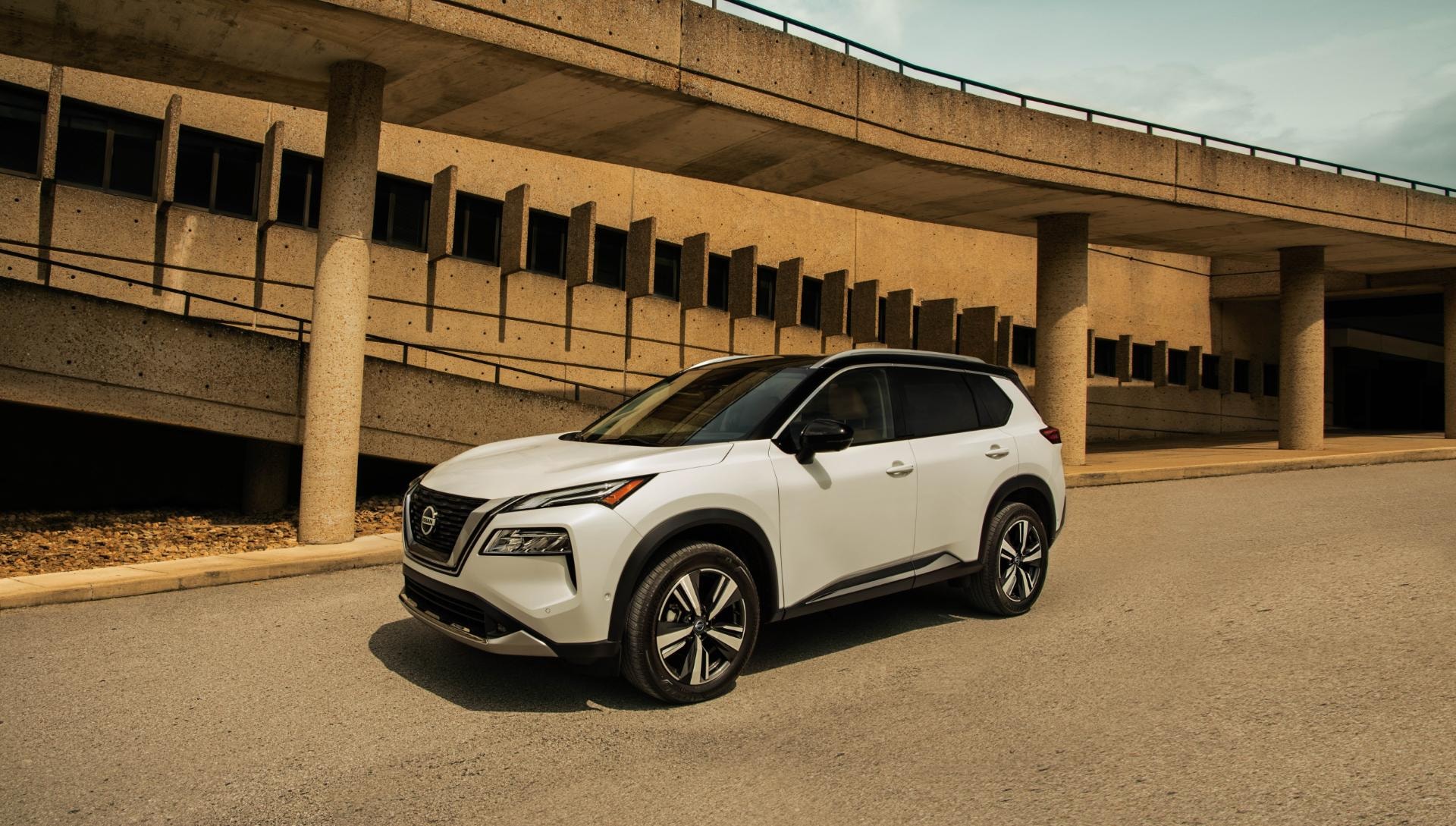 Perfil lateral del X-Trail híbrido en un contexto urbano, demostrando su adaptabilidad.