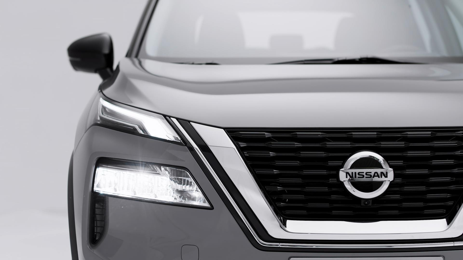Detalle de la parrilla y logo en el frente del Nissan X-Trail híbrido.