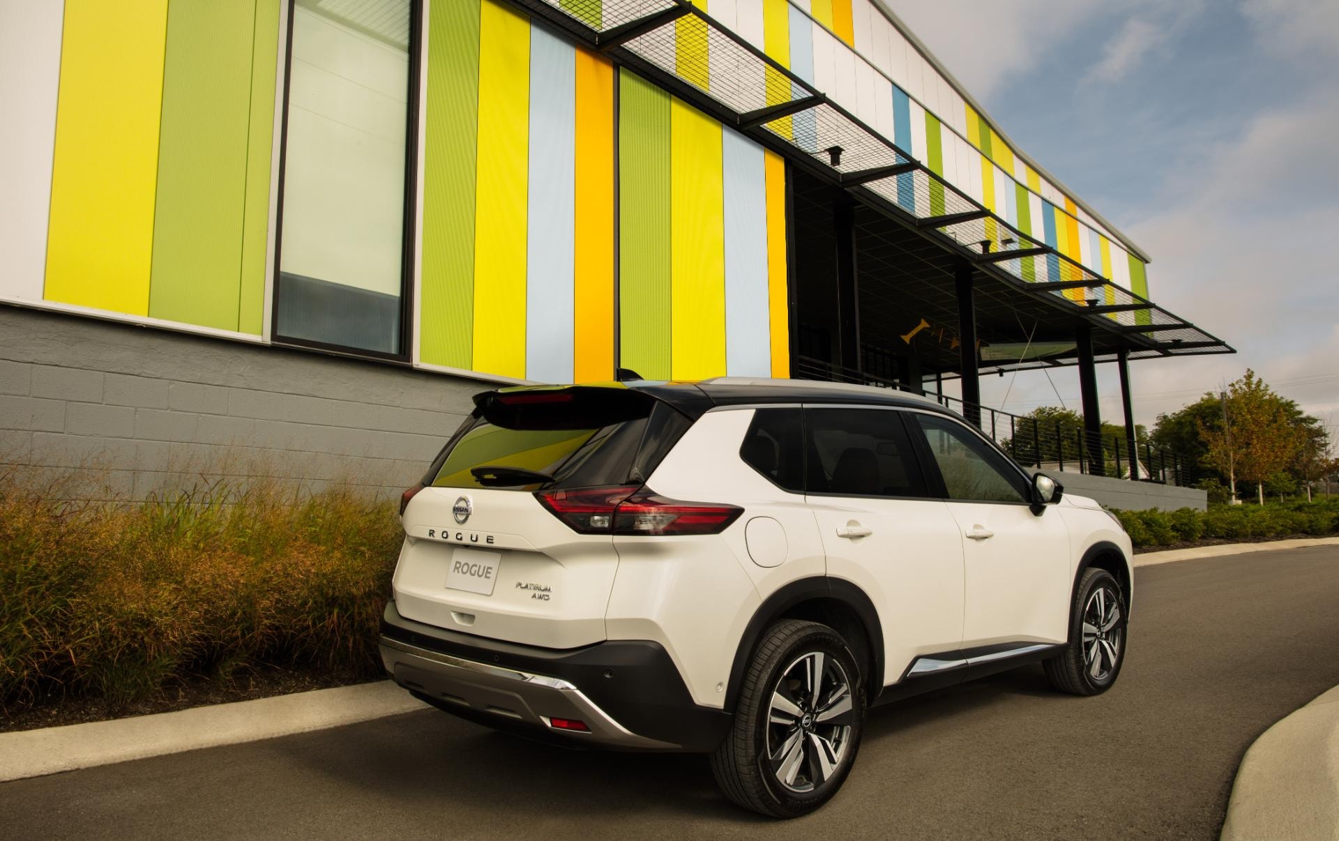 Vista trasera del Nissan X-Trail híbrido destacando su diseño y emblema híbrido.