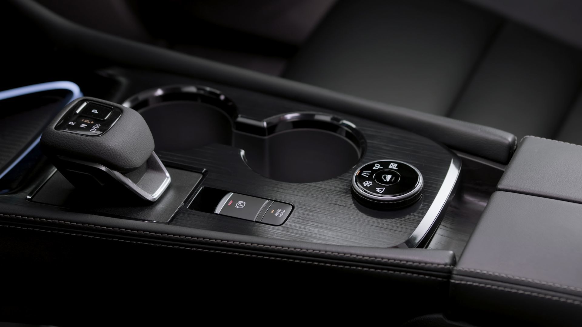 Detalle del mando de la transmisión y otras funciones en la consola central.