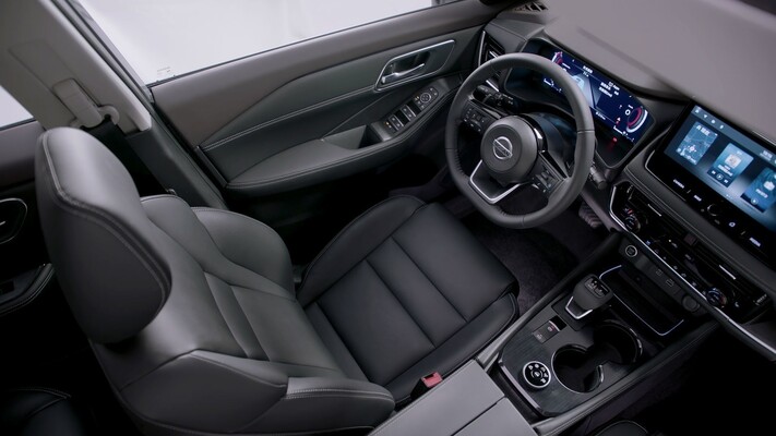 Vista desde el lado del conductor que muestra la disposición del interior. Vista desde el lado del conductor que muestra la disposición del interior.