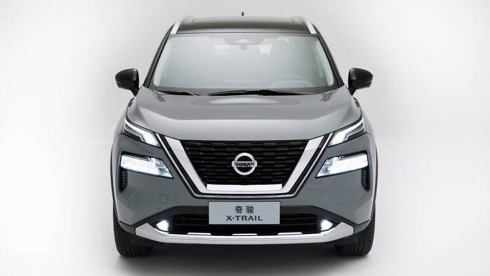 Vista frontal del Nissan X-Trail, destacando su parrilla y faros. Vista frontal del Nissan X-Trail, destacando su parrilla y faros.