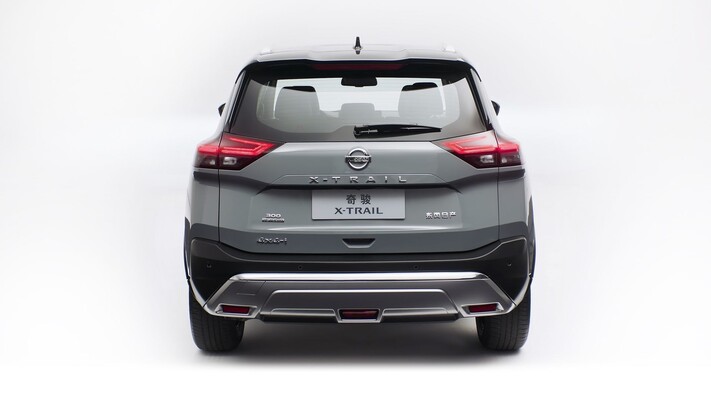 Vista trasera del Nissan X-Trail que resalta sus luces y diseño de escape. Vista trasera del Nissan X-Trail que resalta sus luces y diseño de escape.