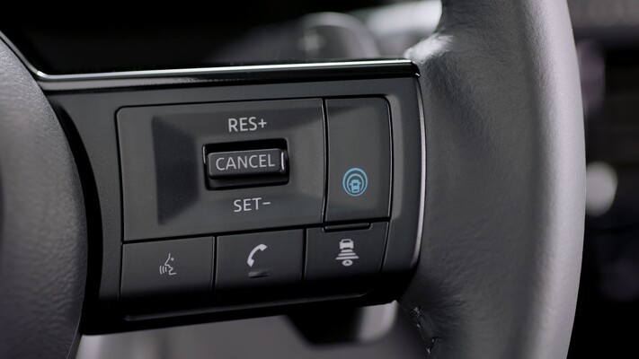 Detalle de los comandos en el volante del Nissan X-Trail, enfocado en la ergonomía. Detalle de los comandos en el volante del Nissan X-Trail, enfocado en la ergonomía.