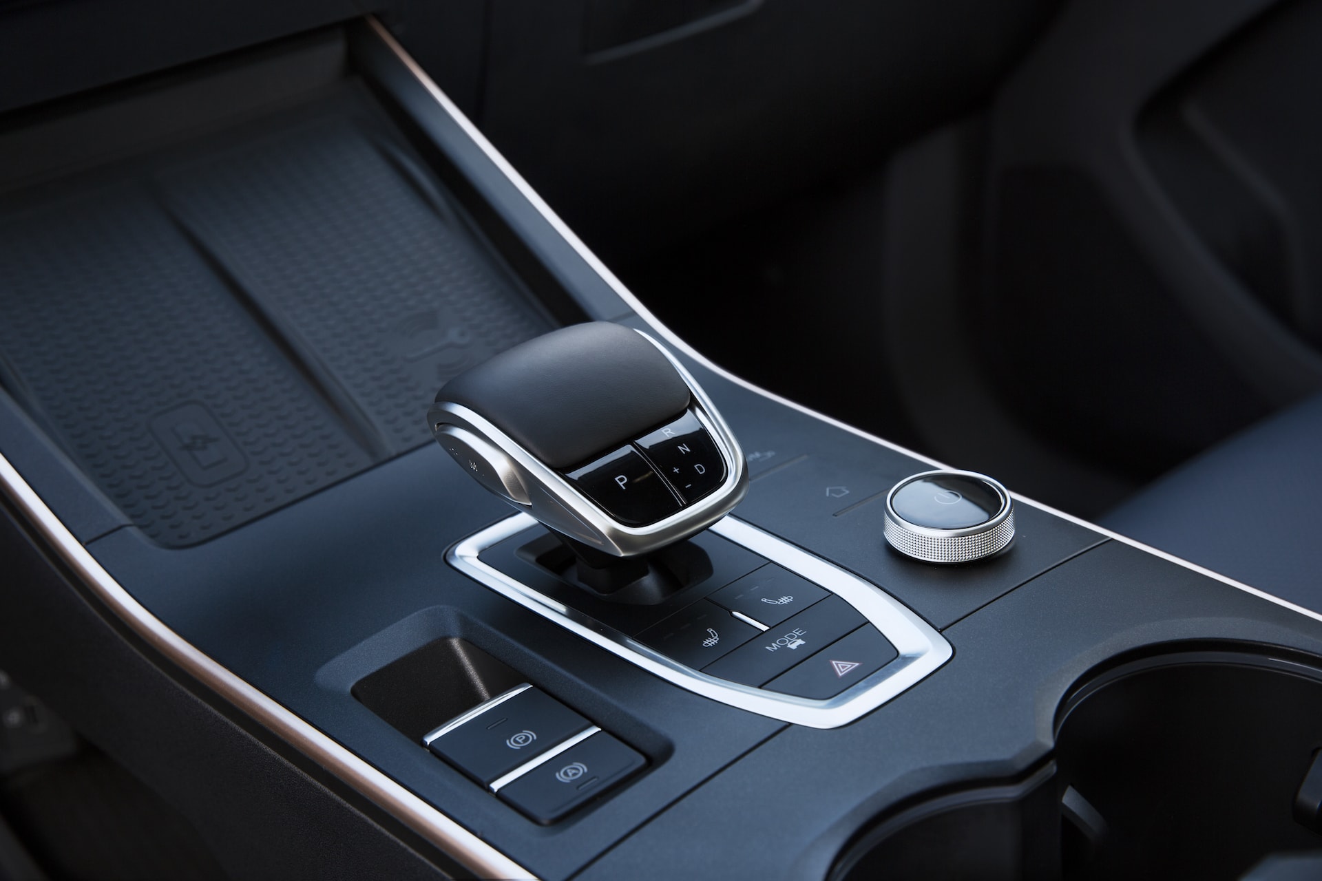 Detalle de la consola central del Omoda 5 con cambio automático y controles