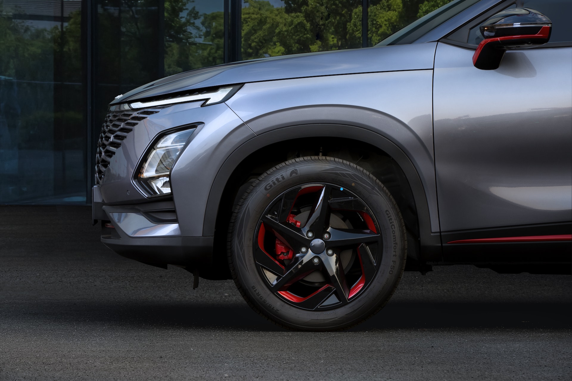 Detalle de la llanta con diseño distintivo y pinzas de freno en el Omoda 5.