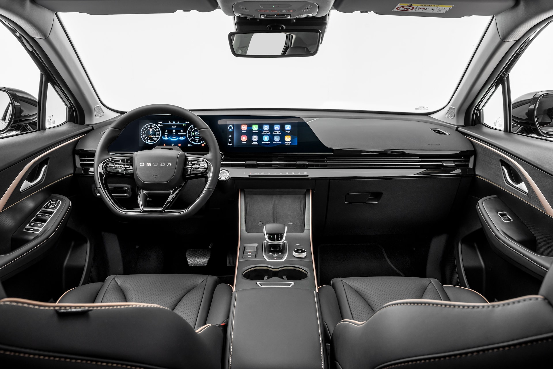 Cabina del Omoda 5 con asientos de cuero y panel de instrumentos moderno.