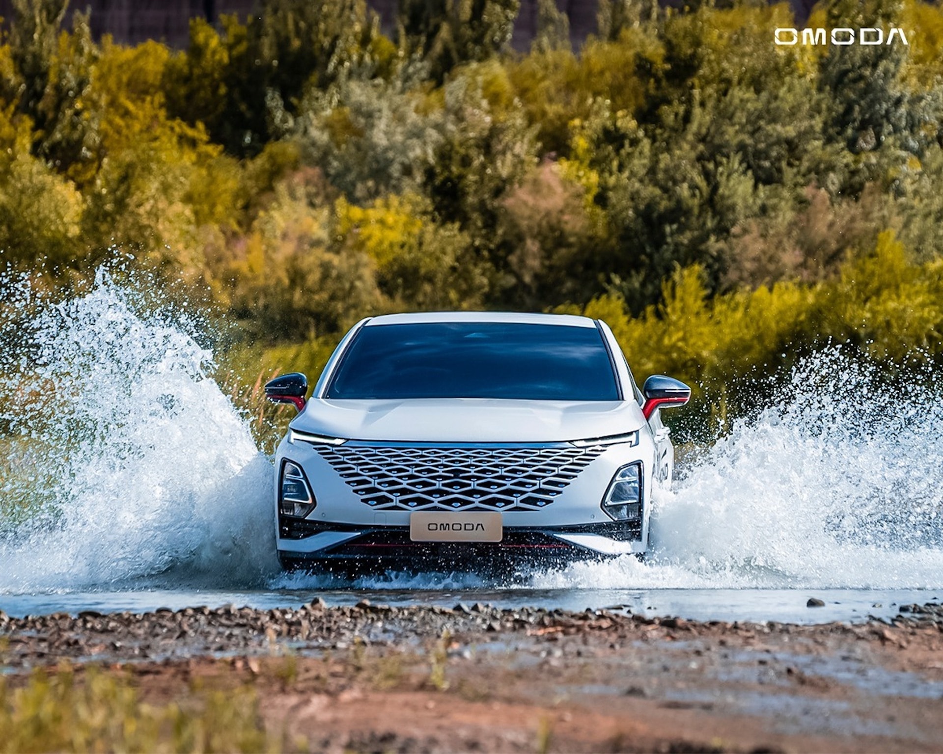 El Omoda 5 en acción cruzando un vado, destacando su capacidad y resistencia.