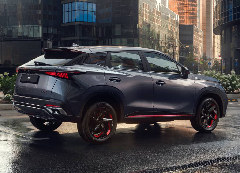 Omoda 5 mostrando su trasera y lateral en una escena urbana