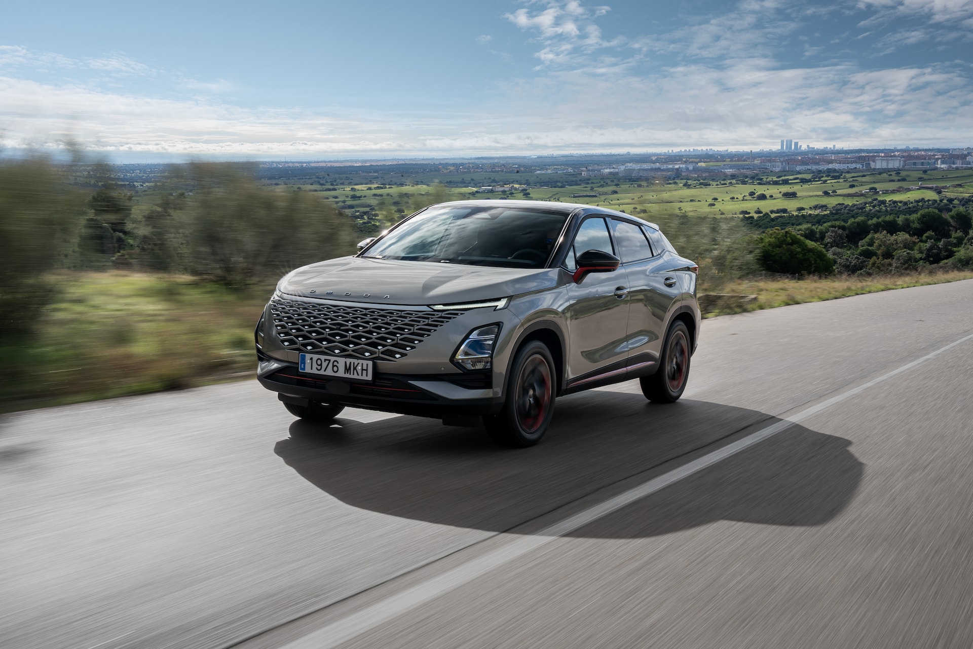 Vista dinámica del Omoda 5, destacando su diseño frontal y lateral.