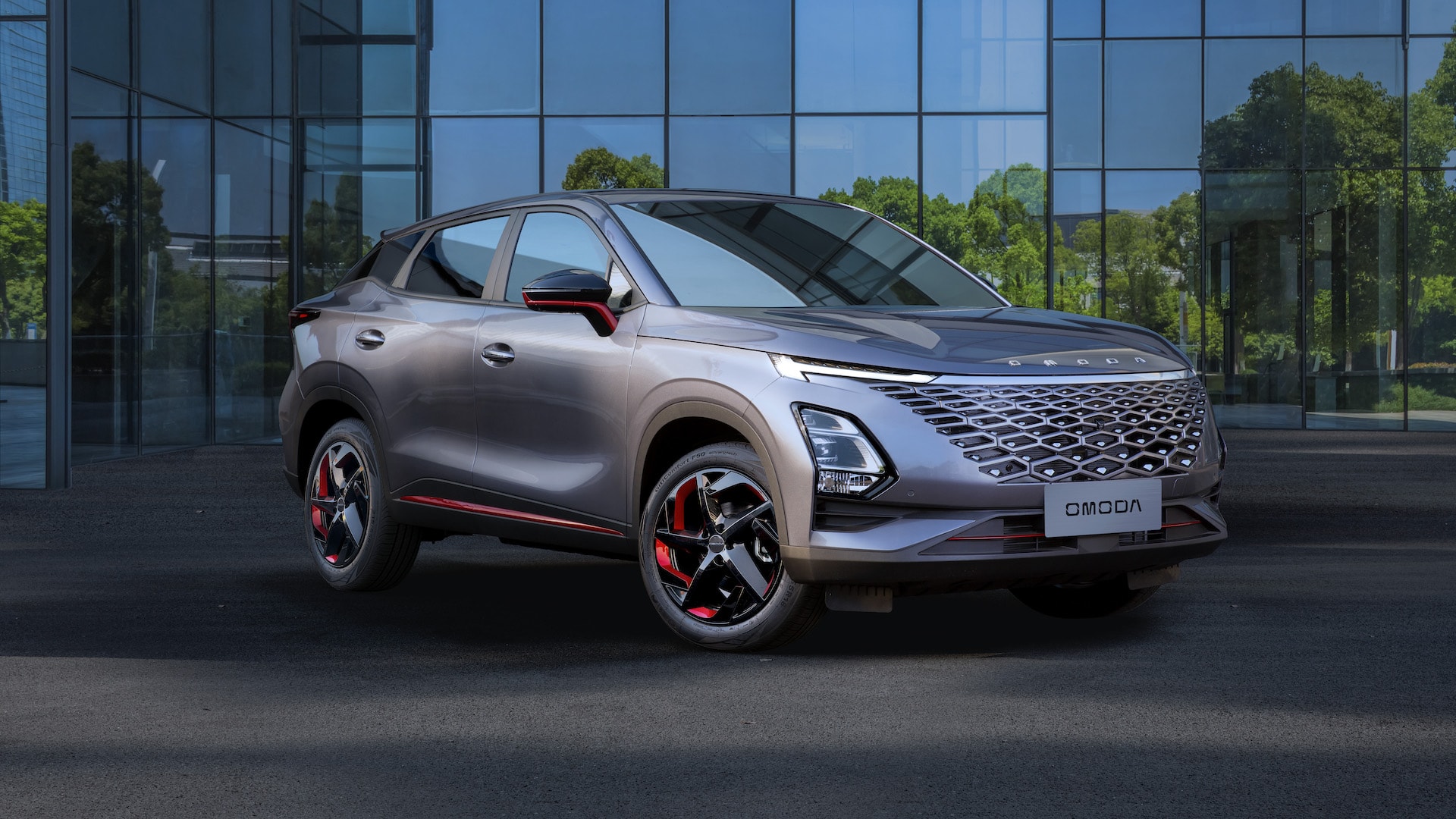 Imagen estática del Omoda 5 apreciando su diseño frontal y línea de ventanas.