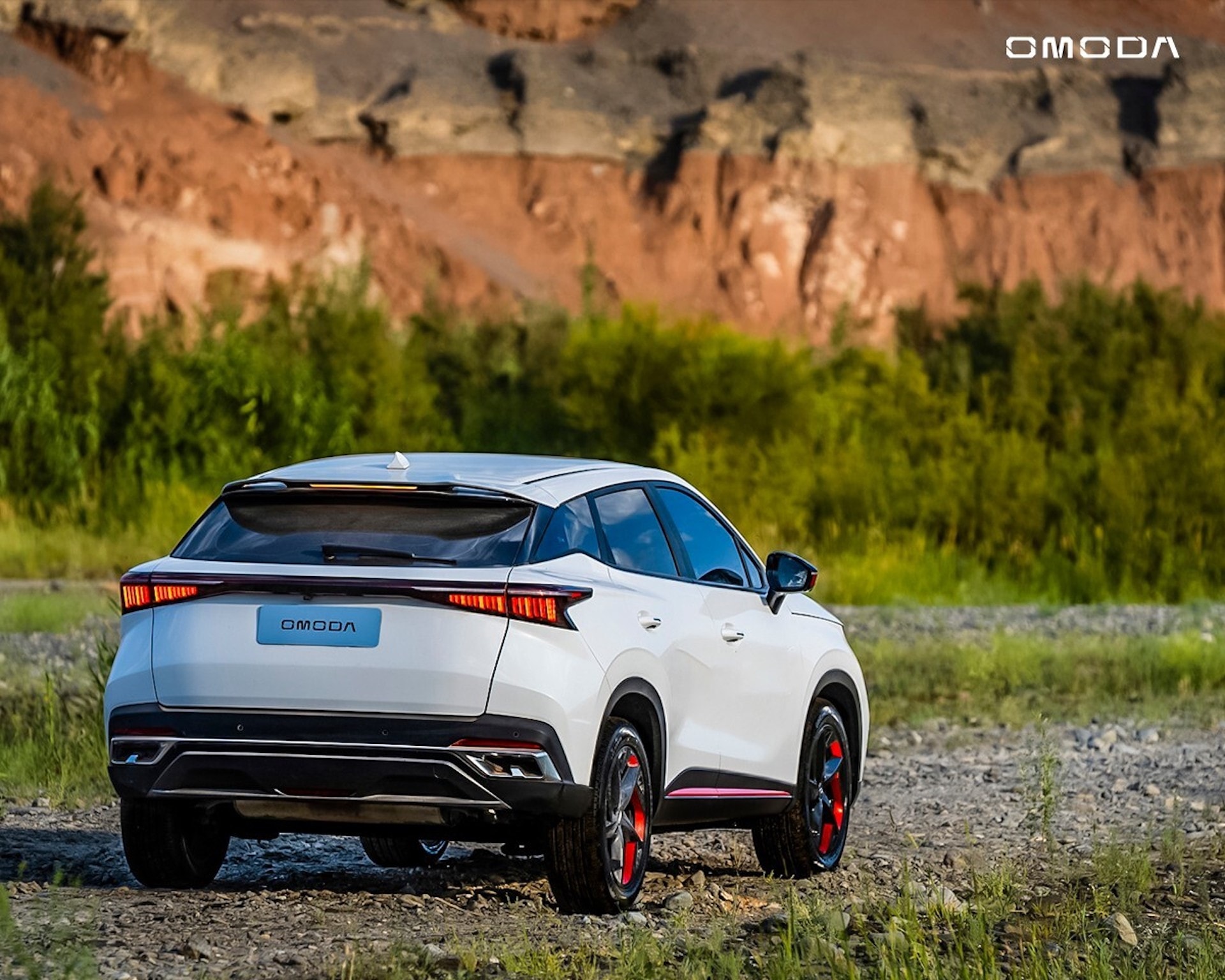 Toma trasera del Omoda 5 mostrando su diseño de luces y escape integrado.