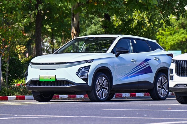 Vista que muestra el diseño contemporáneo y las líneas del Omoda 5. Vista que muestra el diseño contemporáneo y las líneas del Omoda 5.