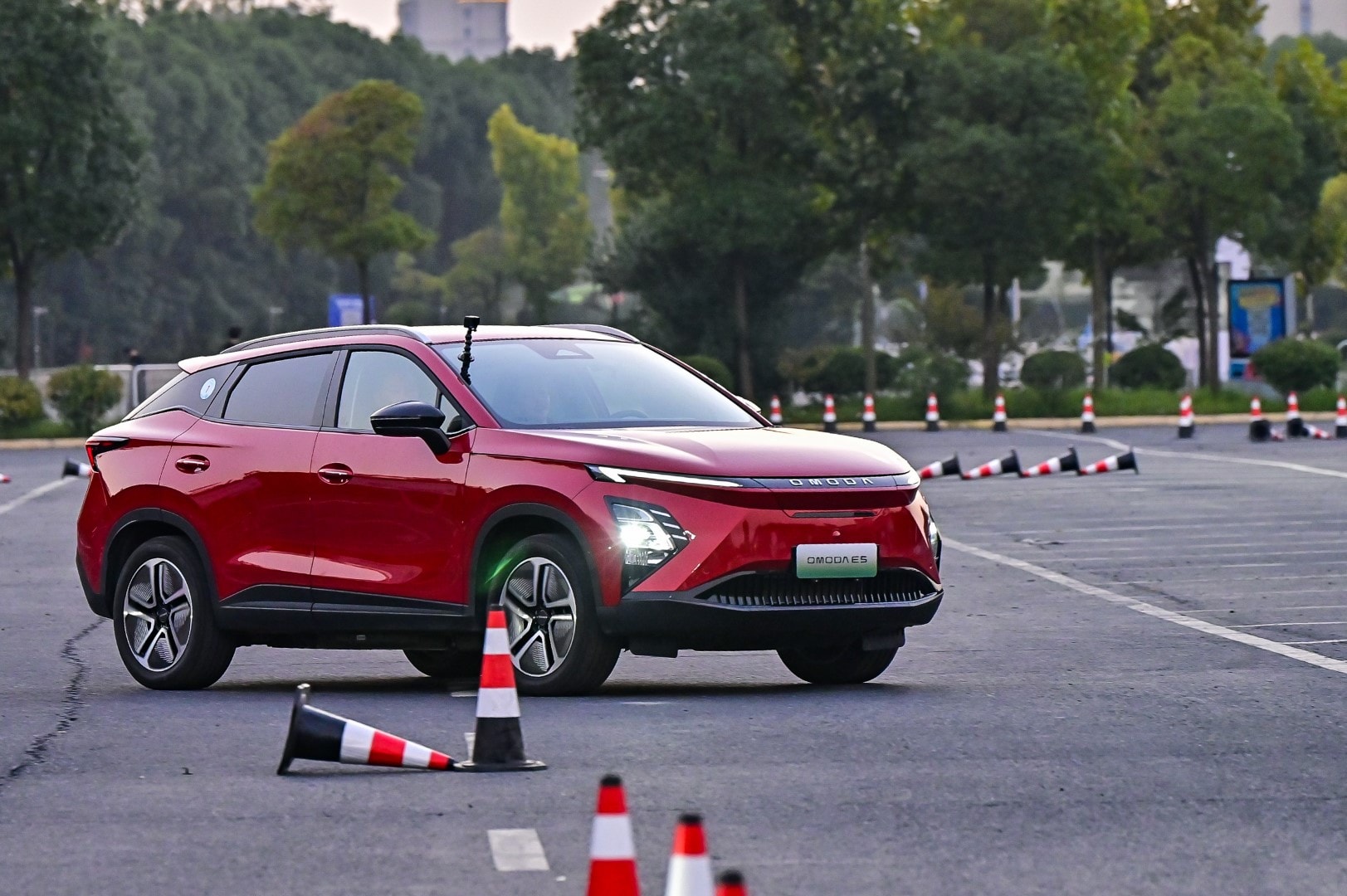 Imagen del Omoda 5 demostrando su agilidad en circuito de pruebas.