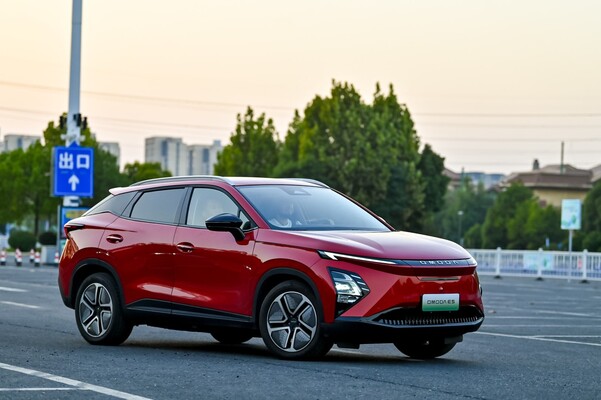 Perfil urbano del Omoda 5 destacando su diseño vanguardista. Perfil urbano del Omoda 5 destacando su diseño vanguardista.