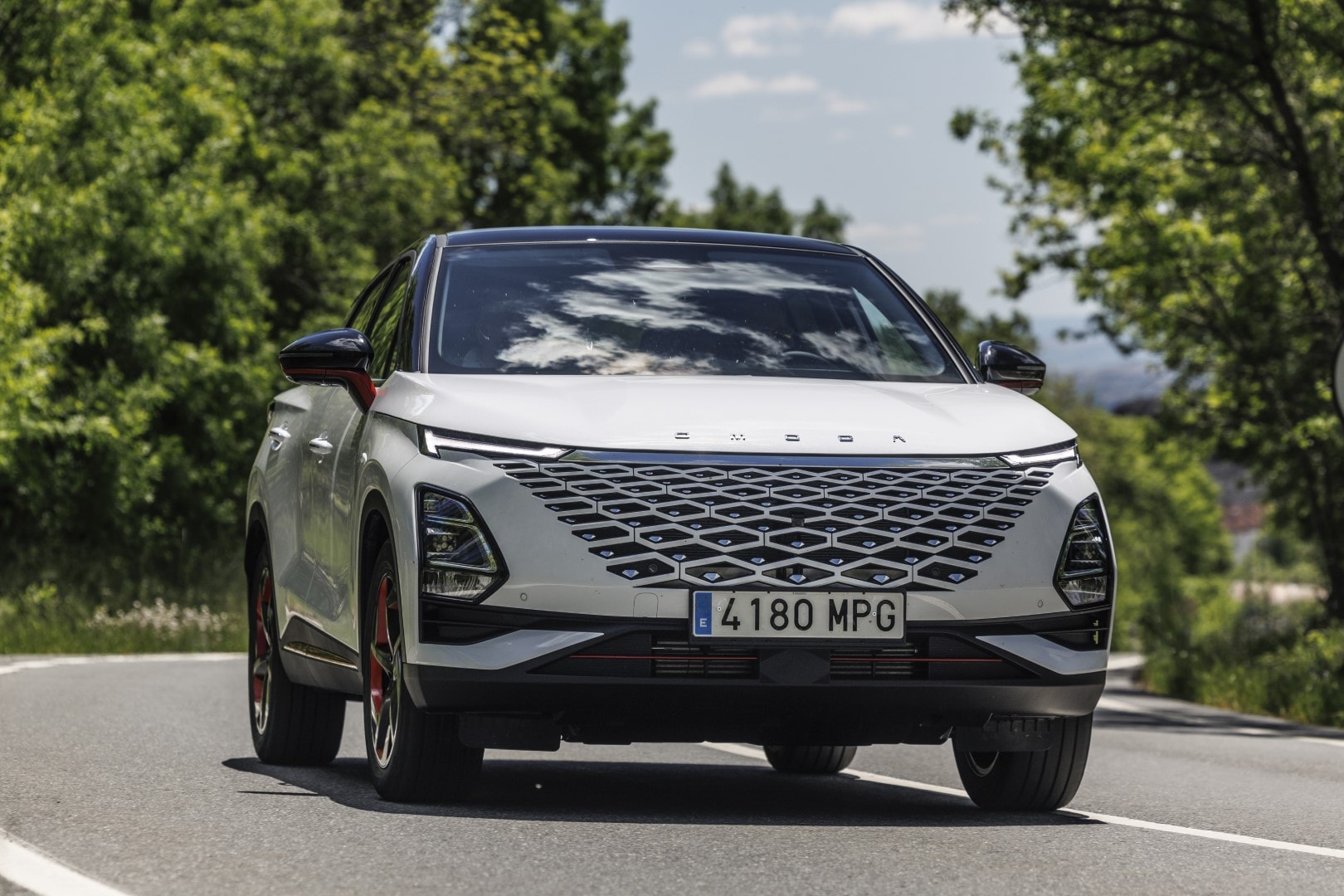 Frente estilizado del Omoda 5 que destaca su diseño moderno.